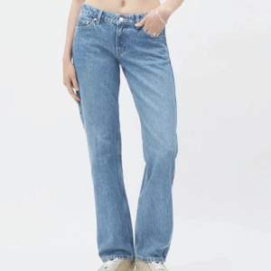 Nya weekday jeans i modellen ARROW  Säljer även likandana jeans i andra storlekar, 29/30 och 27/32  Säljer oxå svarta i olika storlekar!