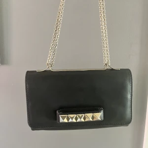 Valentino Garavani  - Säljer nu min valentino VaVaVoom väska. Köpt på Vestiaire 2022. Finns tecken på användning men fortfarande fin. Pris kan diskuteras vid snabb affär!! 