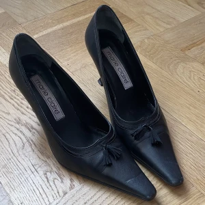 Svarta Pumps  - Svarta pumps från Marie Claire i läder💋storlek 37 men passar bättre om man har 38a för de är lång tå 