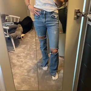 Hej, jag vill nog sälja dessa jeans från pull&bear, men vill kolla fört vad respektive person är villig att lägga på dessa jeans. Hör av er!!!❤️