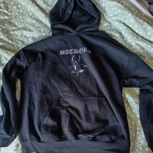 Bathory hoodie - En rätt simpel men najs bathory hoodie i storlek L som är knappt använd. Pris kan diskuteras!