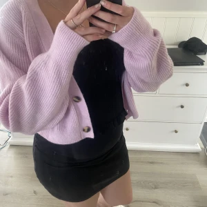 Kofta - Mysig och fin rosa croppad kofta från H&M, nyskick då den nästan aldrig är använd