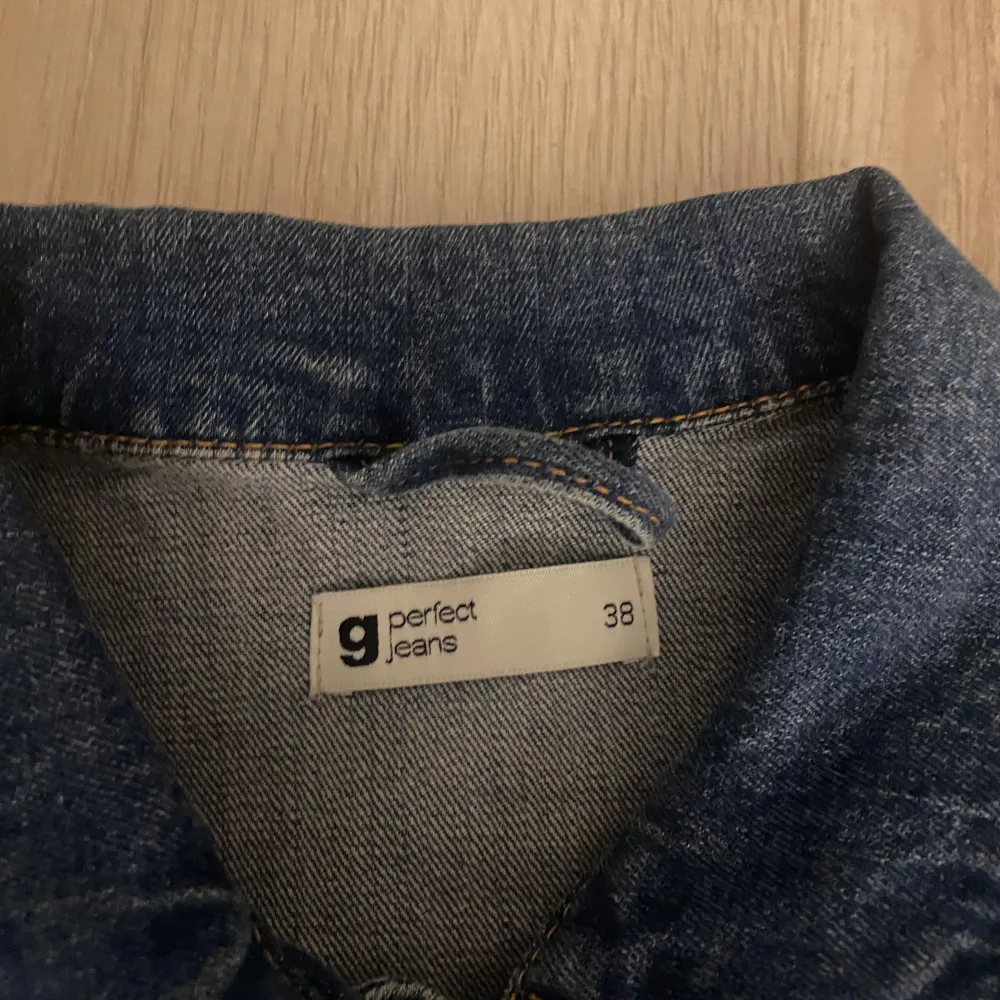 Super söt jeans jacka från ginatricot, den är storlek 38 men skulle säga att den passar typ 32-34. Super bra skick! Skriv för fler bilder eller frågor💗. Jackor.