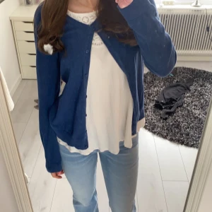 Kofta - Marinblå Supergullig kofta som tyvärr inte kommer till användning, storlek M❤️❤️ passar Xs s 