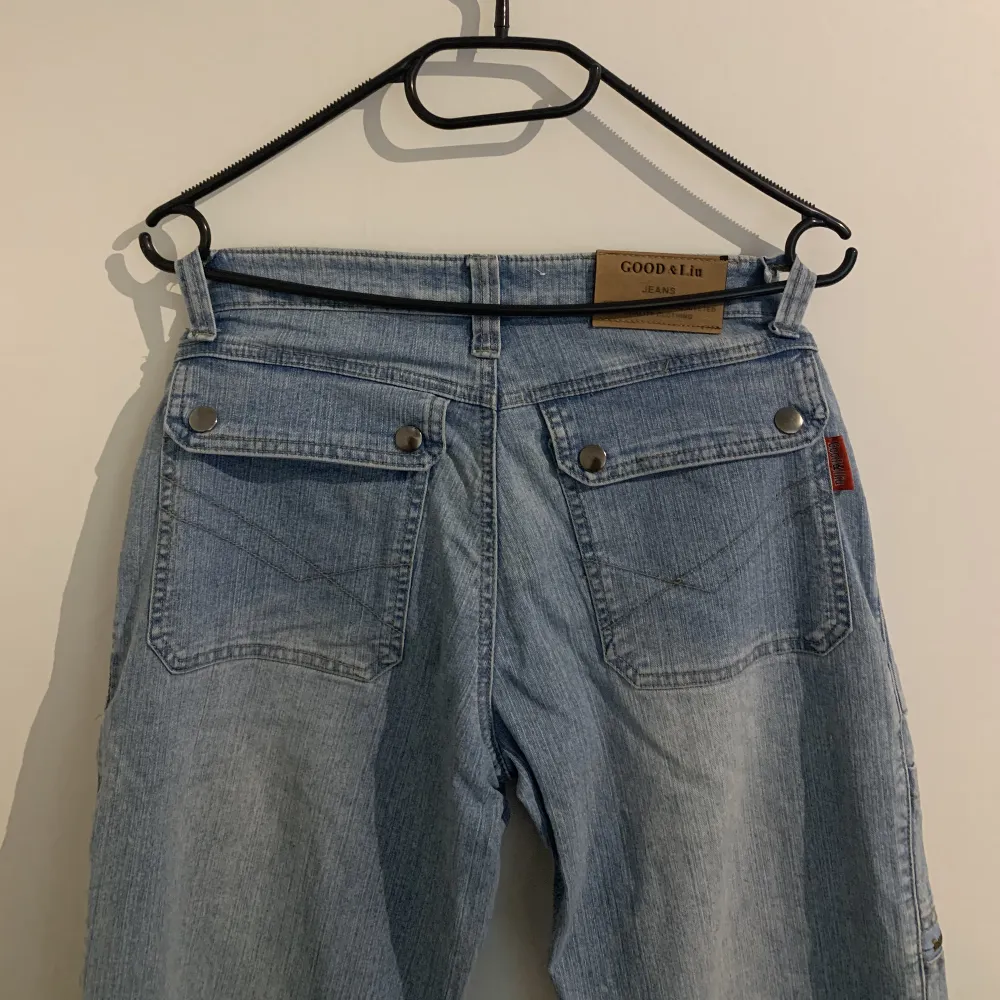 Snygga Good&Liu vintage jeans i cool modell! Storlek M eller 38. . Jeans & Byxor.