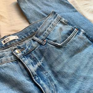 Jeans som är raka i benen från Gina Tricot i strl 40 men är mer 38! älskar dessa och passar perfekt i längden för mig som är 161 men de kommer tyvär inte till användning mer! köptes för 600kr för ca 2 månader sen och använda 1gång🌸 skriv om du har frågor!