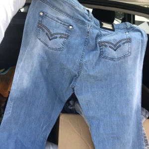 Jeans - Jeans från tidigt 2000-tal. Står storlek 36 men de är för stora för mig och skulle säga att de sitter mer som storlek M/L, beroende på hur man vill att de ska sitta 🌸