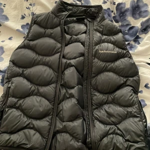 Peak performance - Inga fläckar eller hål bra skick 