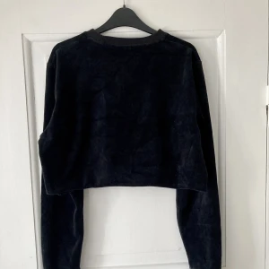 Sammet croppad top - Svart skön top i sammetstyg. Magtröja. Från H&M. Medium