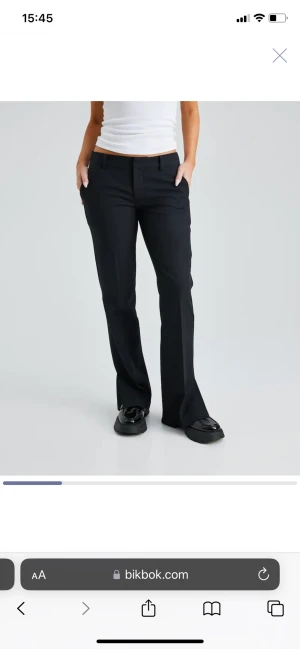 Lågmidjade kostymbyxor  - Balla lågmidjade kostymbyxor från Bik bok, petite stolek 34💋 (passar ngn som är runt 160 :) nyköpta och aldrig använda! Pris kan diskuteras🫶🏼