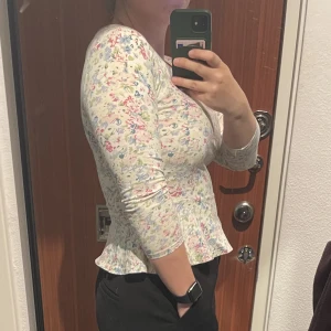 Peplum topp - Söt blommig peplum topp. 3/4 ärm. Storlek s. 