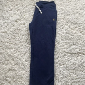 Utsläppta Ralph Lauren Byxor - Gamla modellen Ralph Lauren byxor ”utsläppta” alltså straight fit Storlek L passar M bättre