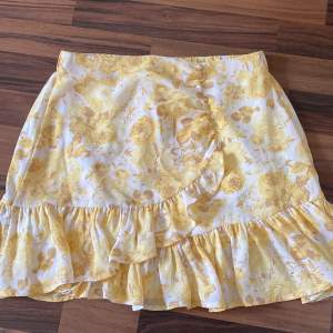 Säljer denna söta kjolen från ginatricot som är perfekt nu till sommaren💓kjolen är i nyskick och säljer pga för liten för mig. Finns det frågor är det bara att skriva! 