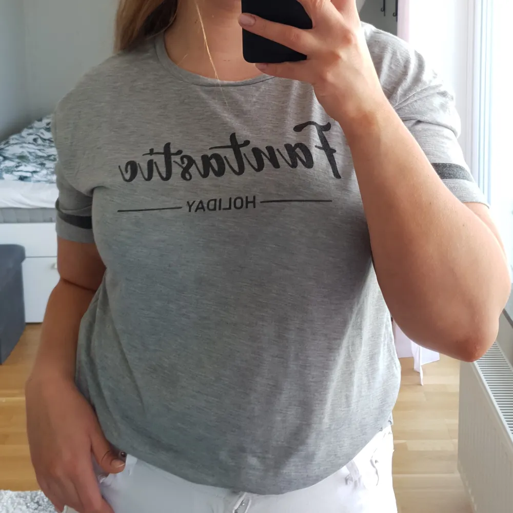 Grå t-shirtklänning med tryck. Kan användas som klänning eller som en oversized t-shirt. Är något kort för mig som är 174 cm. Den har aldrig blivit använd utan är bara testad.. Klänningar.