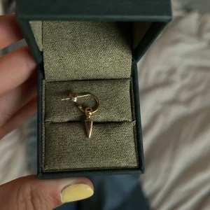 Maria nilsdotter örhänge - Säljer mitt fina örhänge från Maria nilsdotter i guld, modellen är tiny poison arrow men den gamla modellen, säljs inte längre! 