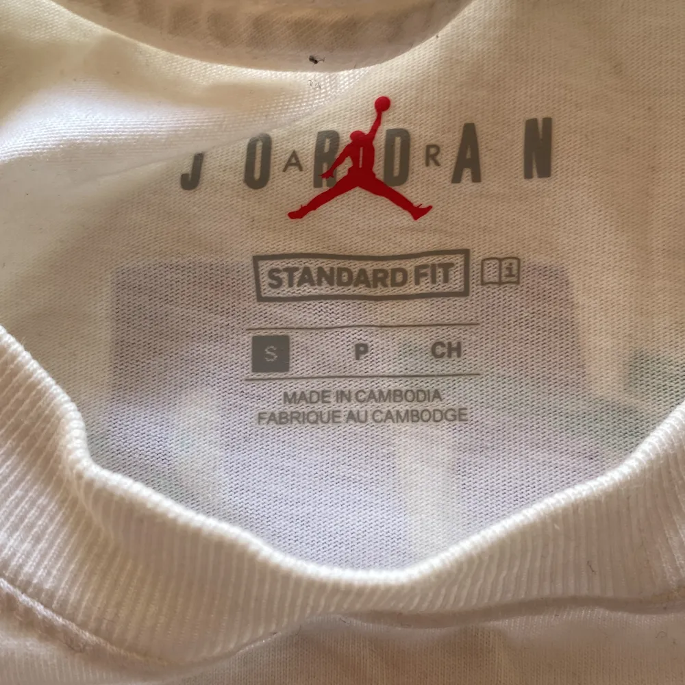Säljer min Jordan t-shirt! Knappt använd jättefint skick bara lite skrynklig. Storlek S men sitter som M. Skriv för mer frågor. T-shirts.