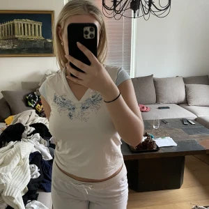 Somrigt linne vintage - Vintage style linne med små blomdetaljer på🌷