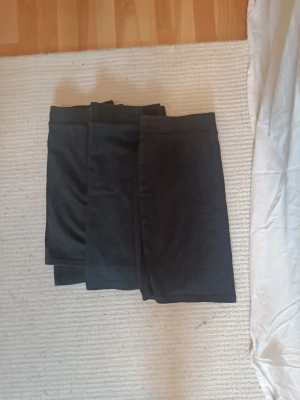 Kjol  - Trepack basics kjolar. Priset är för alla tre
