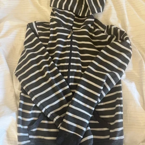 Tröja - Hej säljer denna tröja för den kommer inte till användning💓 den är grå och vit, jätte skön❤️ skriv för intresse 🌸