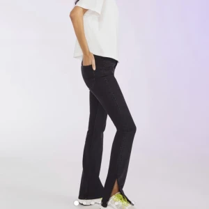 Skinny/Bootcut Slit Jeans H&M XS - Hej! Säljer nu ett par slit skinny/bootcut highwaisted svarta jeans från H&M (bild tagna från H&M, kan skicka bild)i storlek XS då de har blivit för små för mig💕 Jättebra skick då jag endast använt ett fåtal gånger, nypris 299kr, kontakta mig för frågor 💓