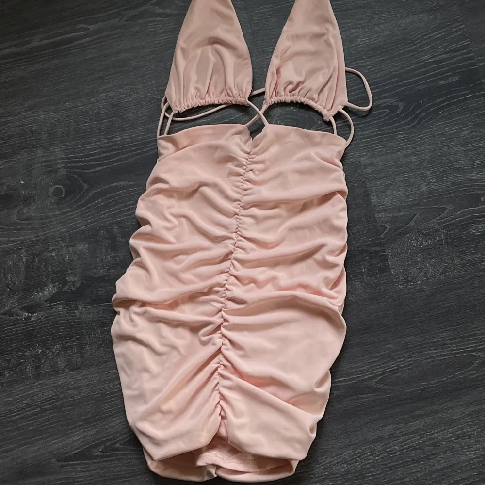 En riktig party-klänning från Zara i en magisk färg (bilden tar inte riktigt upp färgen) i korall/rosa. (Bild 1 från hemsidan). Klänningar.