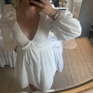 Vit klänning - Säljer denna snygga vita klänning som är perfekt till student! Endast använd en gång🫶🏼 köptes för 3 år sedan för 599 så finns ej kvar på hemsidan