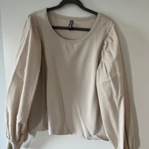 Beige tröja  - Säljer pga garderobrensning. Beige tröja. Använt enstaka gånger. Mycket bra skick.