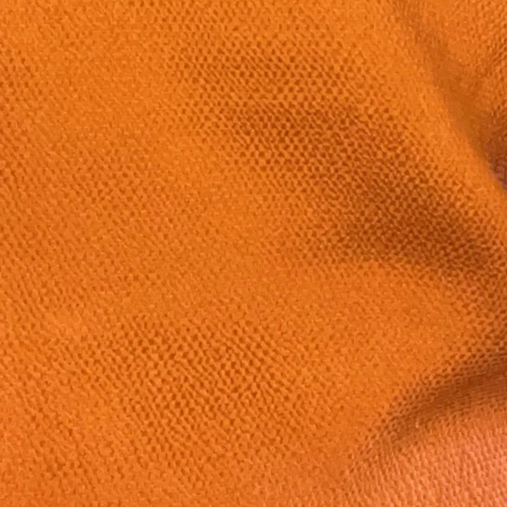 En väldigt fin koppar orange 👚 från tiger! Super bra skick och knappt använd. . Blusar.