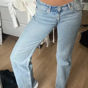 Populära Jeans från Weekday Säljer då de it kommer till användning 
