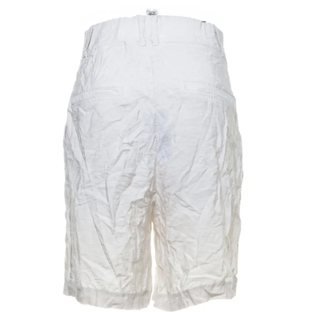 Ett par beigea linneshorts i storlek 40, men känns mer som strl 38 fast passar för båda.. Shorts.