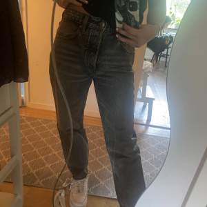 Fina svarta låg midjade jeans från Zara. De är i storlek 36. Använt byxorna ett fåtal gånger och de är i väldigt bra skick. Säljer dom pga att jag inte använder dem längre.