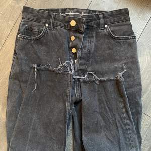 Slitna grå/svarta jeans i storlek XS