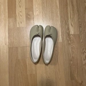 Tabi ballerinas  - Tabi ballerinas i strl 40. Normal i storlek. Använda ett fåtal gånger. Bra skick! Tabi är en traditionell japansk sko som anses vara bra för balansen och motverkar missformad stortå.