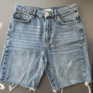 Ett par gina jeans jag klippt av till shorts. Lite längre men går att klippa till den längden man själv vill ha!