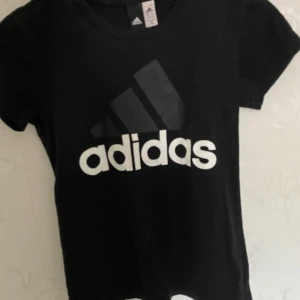 Adidas tröja - Säljer denna adidas tröja för 60kr. Använt fåtal gånger och köpt för 200kr