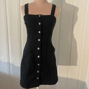 Jeansklänning - Figursydd jeansklänning💞 Skick: använd Fler bilder? Skriv till mig så löser jag det!  Några frågor? Jag svarar så fort jag kan ❤️ Alla pris kan alltid diskuteras 😊