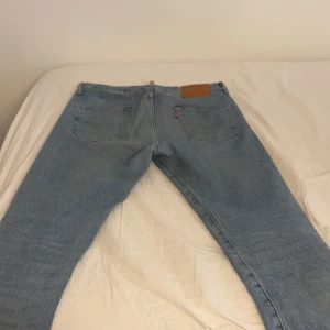 501 Levis Jeans W30 L30 - Har knappast använt dem eftersom den passar ej längre. Men vid tvättning blir den som ny. Nypris 1000 kr