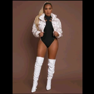 NY - Svart Body - Storlek L - Helt ny & oanvänd body. Storlek L. 