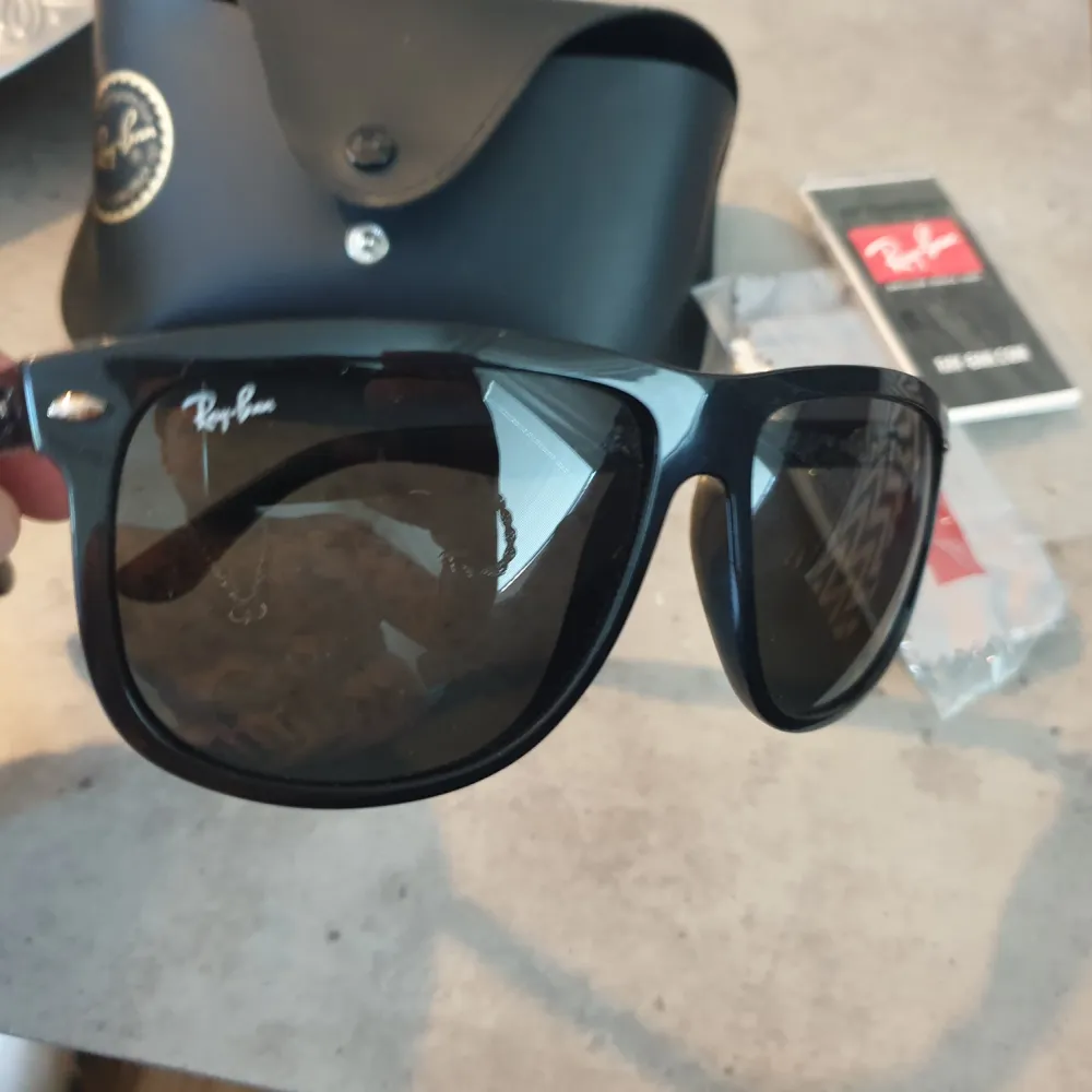 Säljer Rayban solglasögon i mkt fint skick inköpta på aoptic . Accessoarer.