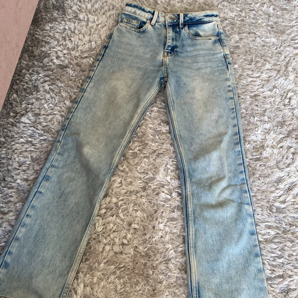 Säljer dessa as snygga jeans från zara för att de är försmå för mig. De är nästan helt oanvända och är i ett väldigt bra skick. . Jeans & Byxor.