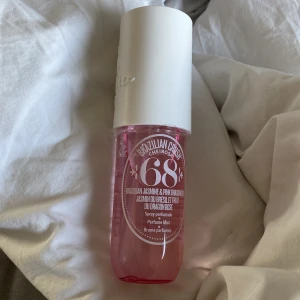 Oanvänd Sol de Janeiro  - Fick hem denna bodymist idag men säljer då jag tyvärr råkade beställa hem fel doft ! Det är doft Cheirosa 68! ENDAST TESTAD så den är som helt ny! Kom med bud ! Mvh Isabel😊