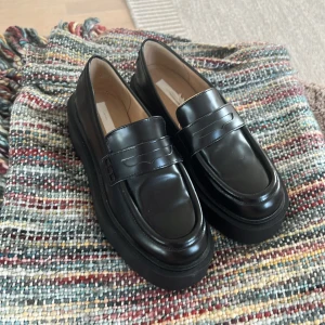 Chunky Loafers HM stl 37 - Skor i läder från H&M köpta föra ca 1 år sedan men har tyvärr aldrig kommit till användning. Därför är dem enbart provade men aldrig använda.💐