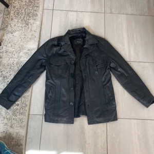 Vintage Svart Läderjacka  - Supersnygg, bra längd och väldigt bra passform då den inte sitter som en fyrkant😍