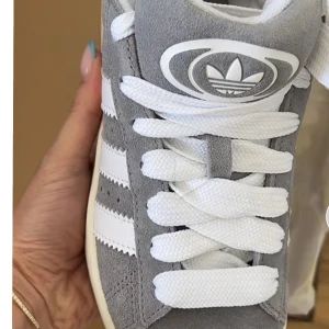 Adidas campus 00s - Säljer denna populära campus Adidas. Köpt för 1800kr. Använt endast en gång. Köp direkt för 1600 inklusive frakt. Nyskick och inget att anmärka. Medföljer gråa band. Storlek 36 2/3 som passar mig som vanligtvis har 37,5. 