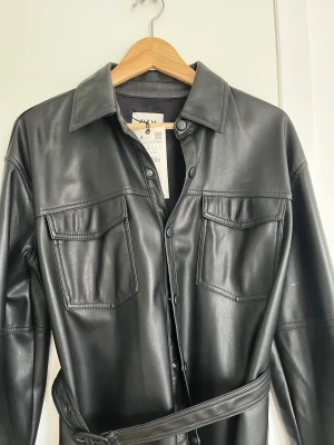 Skjortklänning från Zara  - Skjortklänning från Zara, oanvänd. Normal i storleken. 