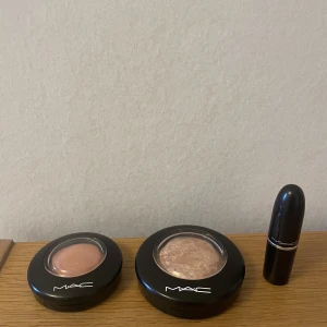 Mac Cosmetics set - MAC Mineralize Skinfinish Soft and Gentle MAC Mineralize Blush Warm Soul MAC Amplified Lipstick Brick-O-La Jag har använt få antal gånger på de här tre produkter, det finns typ 95 % kvar på alla tre.