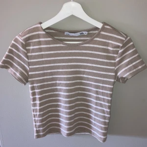 Randig t-shirt  - Ribbad Beige randig t-shirt från lager 157 säljer för att den tyvärr inte kommer till användning/ inte riktigt min stil. Storlek S men passar nog xs bra också. Tryck ej på köp nu kontakta gärna innan.