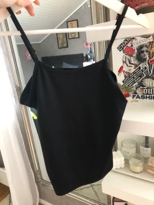 Svart linne - Svart lite kortare linne i storlek S, köpt ifrån zara. Köparen står alltid för frakten🤍