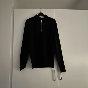 Tröja  - Mycket bra skick på tröjan använt Max 2 gånger säljer pga av för stor storlek  Obs!! Ser ut som att den är svart på bilden men den är marinblå!!