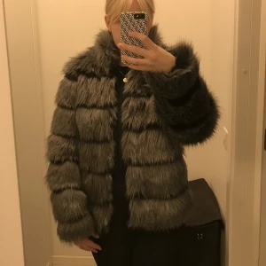 Pälskappa - Jag säljer min super fina och nästintill oanvända Pälskappa i fuskpäls. Den är köpt på Bikbok och kommer i storlek Medium. 